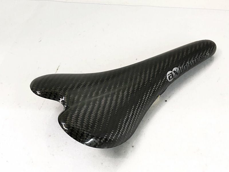 美品 エーエックスライトネス AX-LIGHTNESS カーボンサドル CARBON