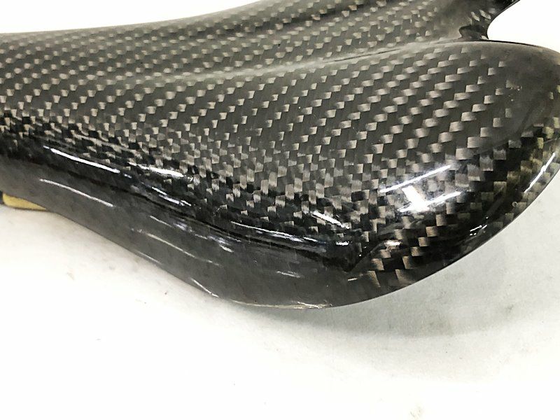 美品 エーエックスライトネス AX-LIGHTNESS カーボンサドル CARBON
