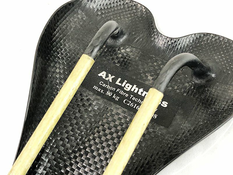 美品 エーエックスライトネス AX-LIGHTNESS カーボンサドル CARBON