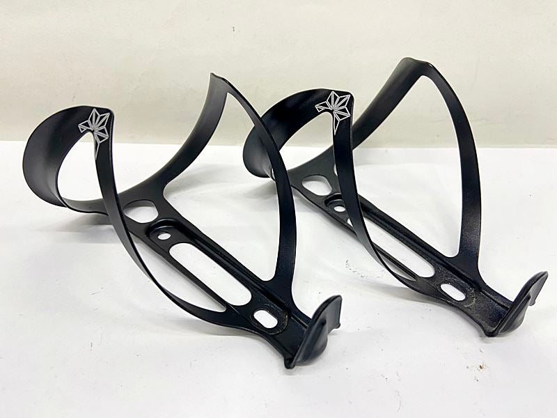 SUPACAZ スパカズFLY CAGE カーボンボトルケージ2個セット スパカズ SUPACAZ FLY CAGE ANO ボトルケージ 2個セット ブラック